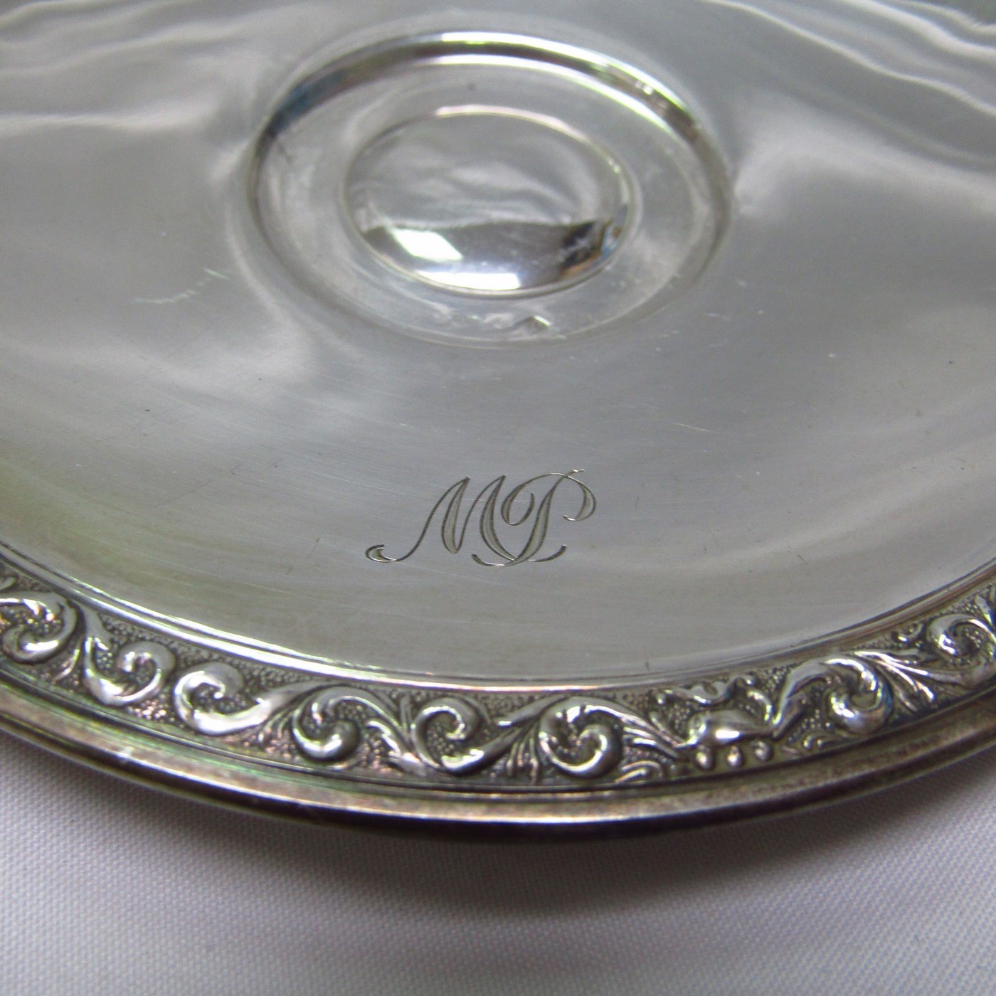 DIONISIO GARCIA. Conjunto de Cuatro platillos y tazas en plata. España, 20th. DIONISIO GARCIA. Conjunto de Cuatro platillos y tazas en plata. España, 20th.