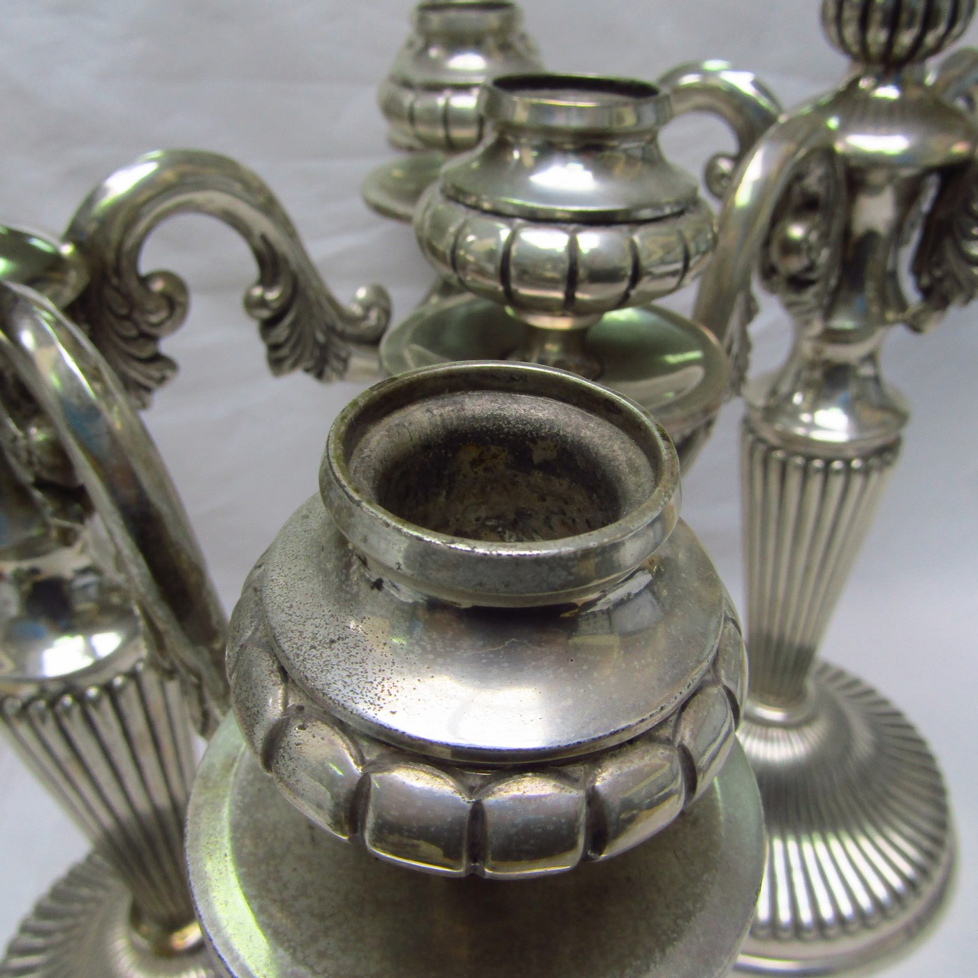 DIONISIO GARCÍA - JOSÉ AMOR. Pareja de candelabros de cinco luces en Plata. España, 20th DIONISIO GARCÍA - JOSÉ AMOR. Pareja de candelabros de cinco luces en Plata. España, 20th