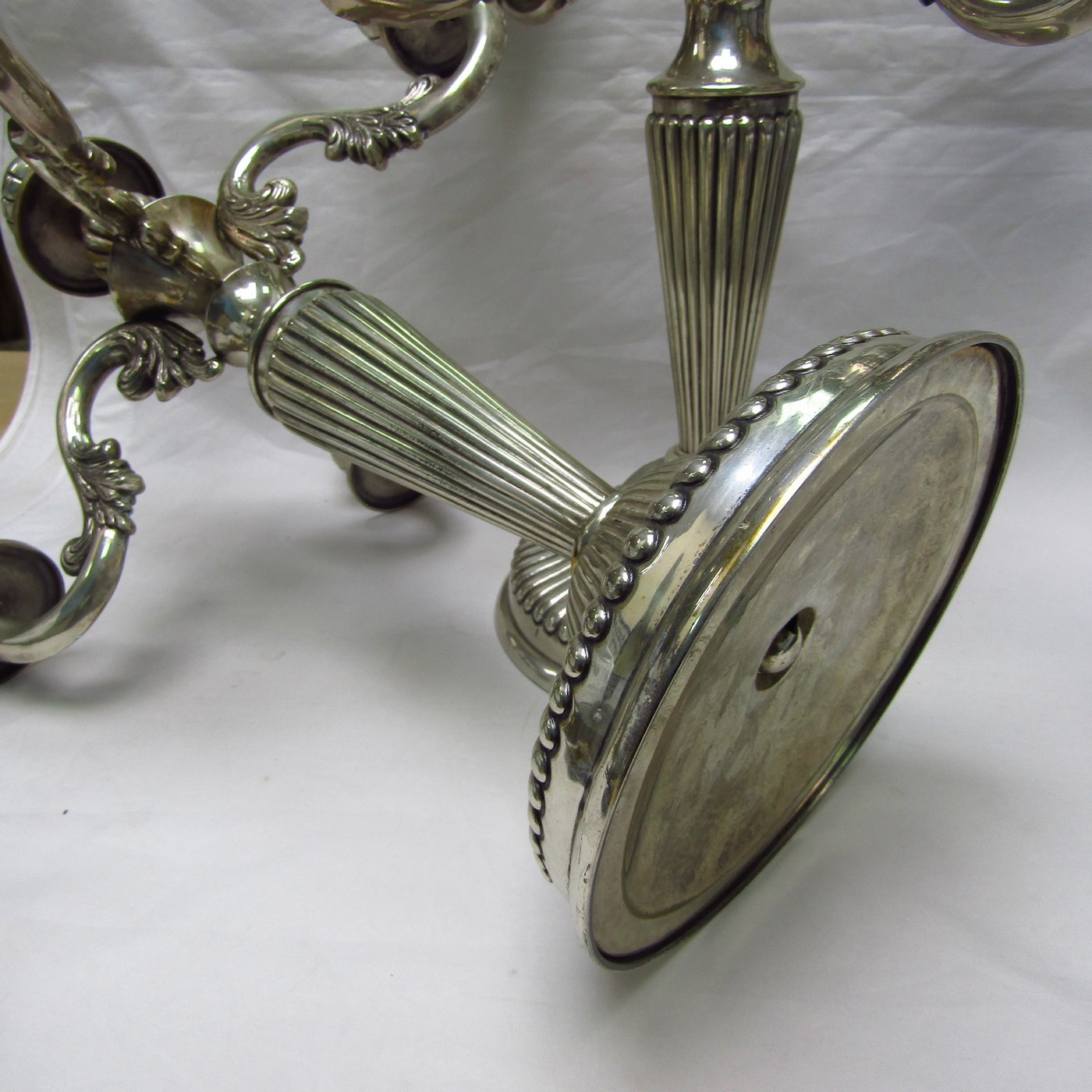 DIONISIO GARCÍA - JOSÉ AMOR. Pareja de candelabros de cinco luces en Plata. España, 20th DIONISIO GARCÍA - JOSÉ AMOR. Pareja de candelabros de cinco luces en Plata. España, 20th