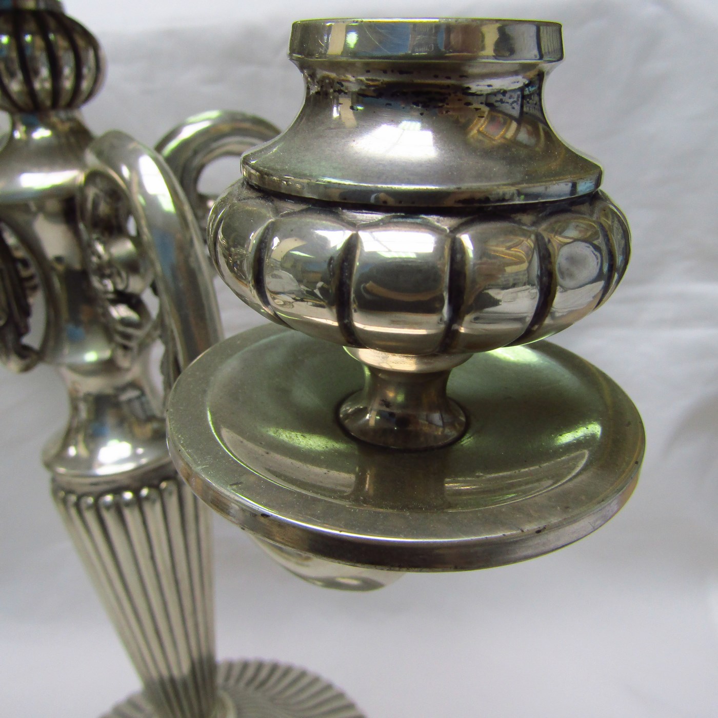 DIONISIO GARCÍA - JOSÉ AMOR. Pareja de candelabros de cinco luces en Plata. España, 20th DIONISIO GARCÍA - JOSÉ AMOR. Pareja de candelabros de cinco luces en Plata. España, 20th