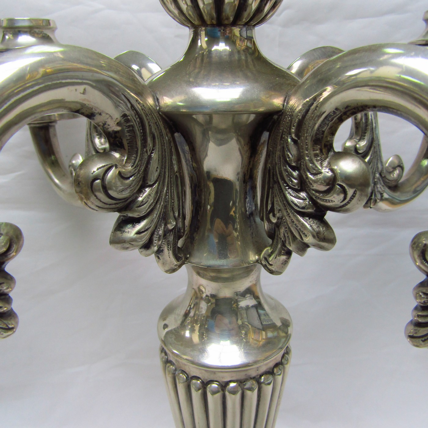 DIONISIO GARCÍA - JOSÉ AMOR. Pareja de candelabros de cinco luces en Plata. España, 20th DIONISIO GARCÍA - JOSÉ AMOR. Pareja de candelabros de cinco luces en Plata. España, 20th