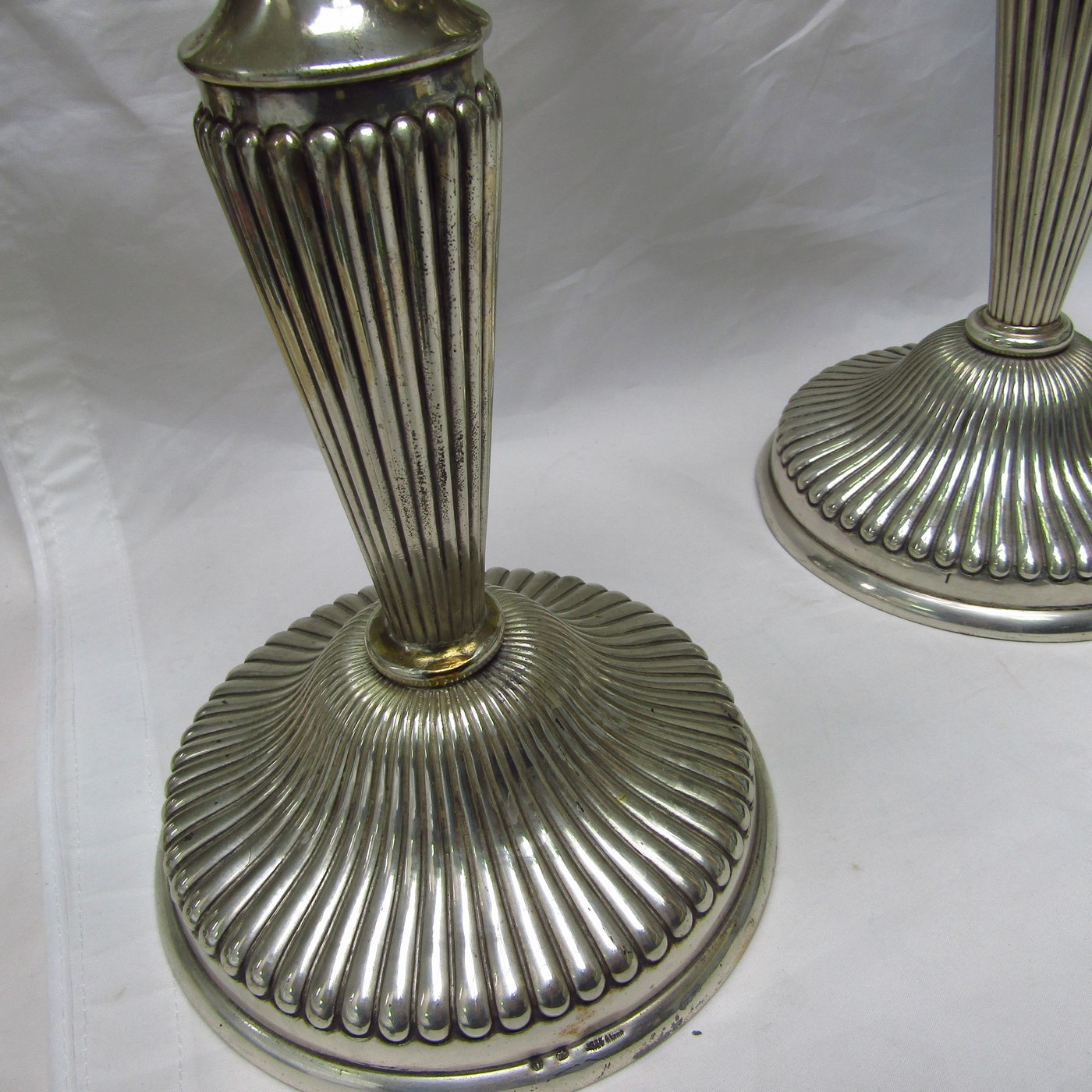 DIONISIO GARCÍA - JOSÉ AMOR. Pareja de candelabros de cinco luces en Plata. España, 20th DIONISIO GARCÍA - JOSÉ AMOR. Pareja de candelabros de cinco luces en Plata. España, 20th