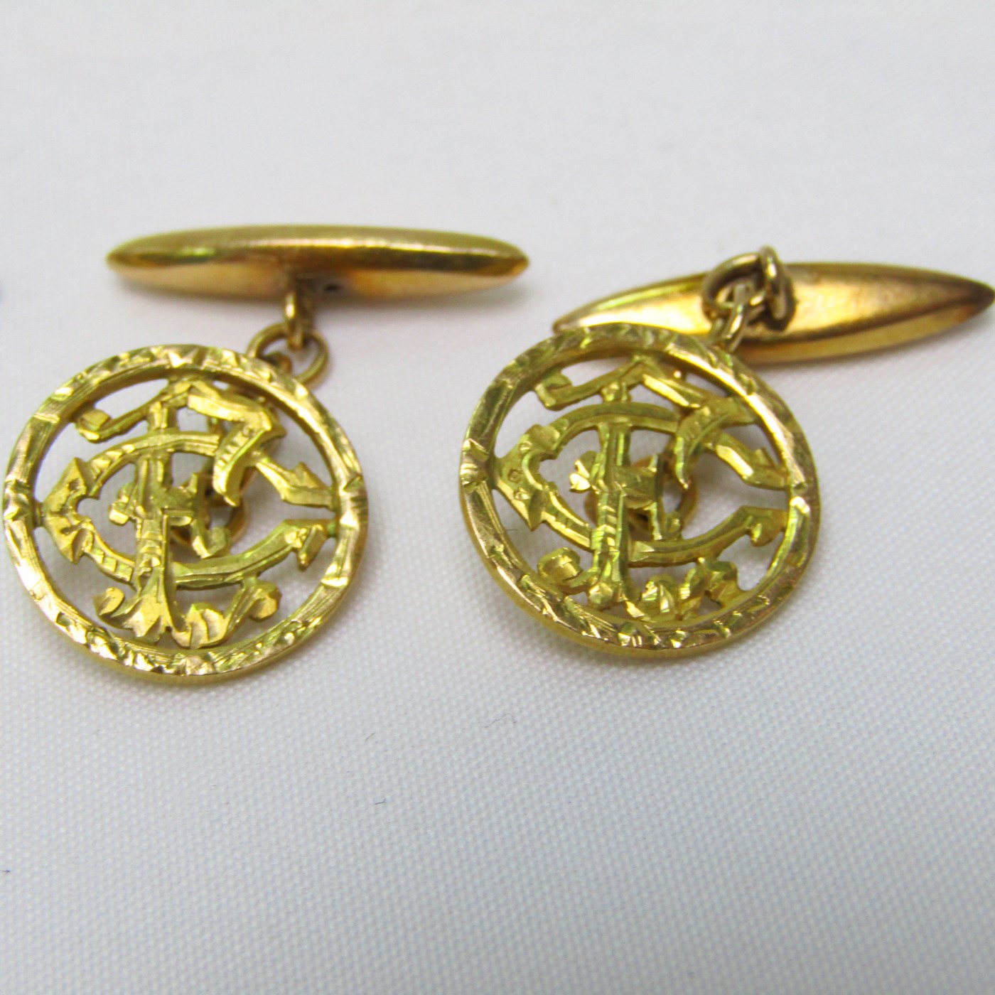 Dos juegos de pasadores de camisa en Oro de 18k. Dos juegos de pasadores de camisa en Oro de 18k.