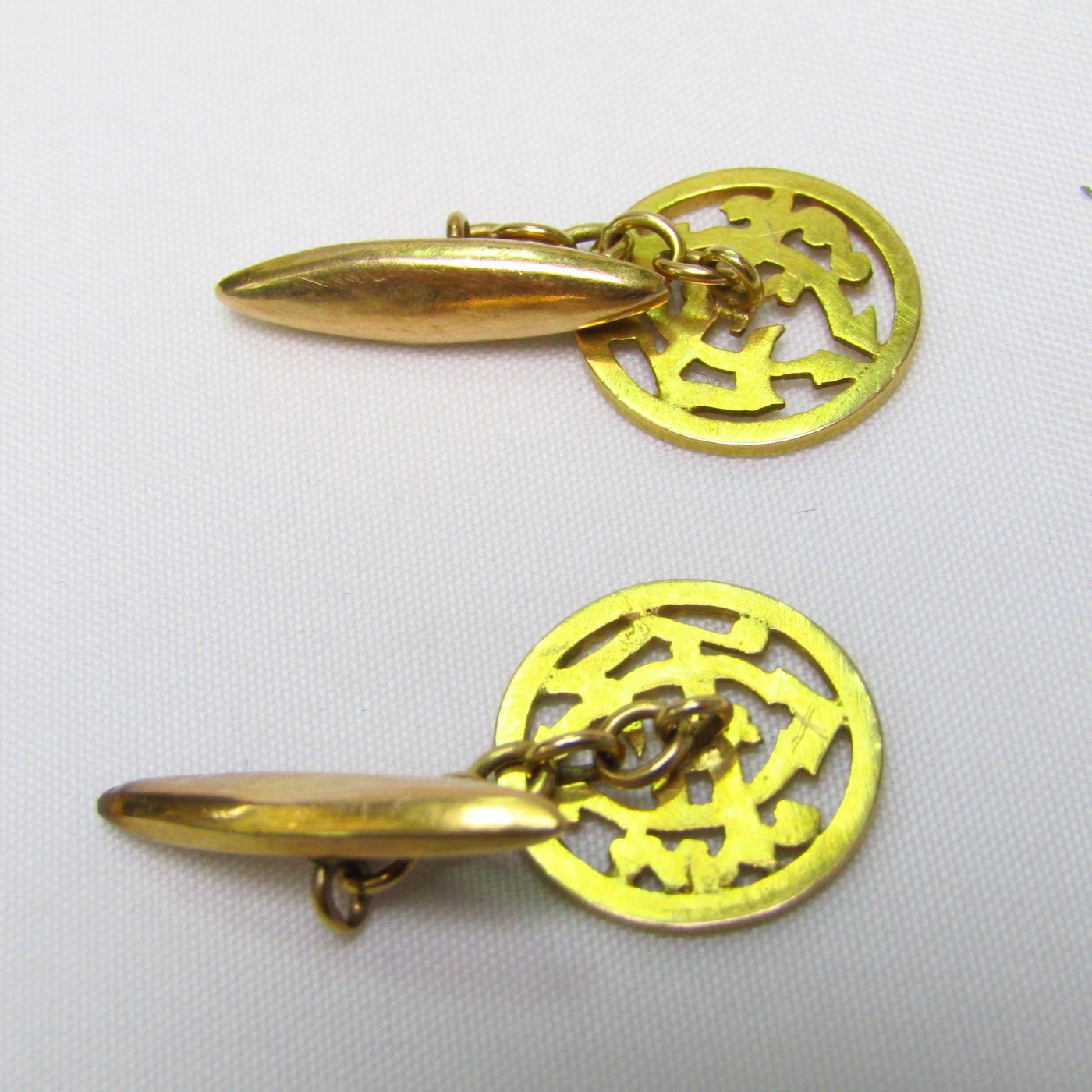 Dos juegos de pasadores de camisa en Oro de 18k. Dos juegos de pasadores de camisa en Oro de 18k.