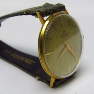 DUCADO SWISS. Reloj de pulsera para caballero. Ca. 1980