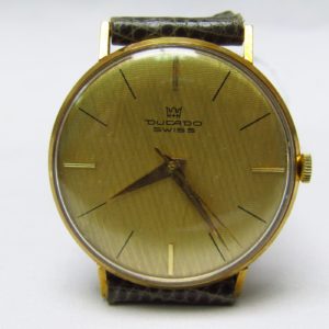 DUCADO SWISS. Reloj de pulsera para caballero. Ca. 1980