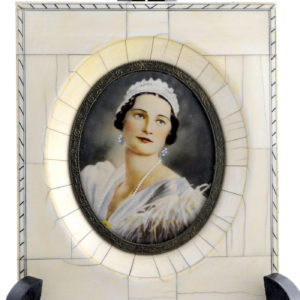 E.V. (Pps. Siglo XX). Miniatura pintada sobre placa de marfil.