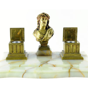 Escribanía en mármol con Cristo y tinteros en Bronce. Pps. siglo XX.
