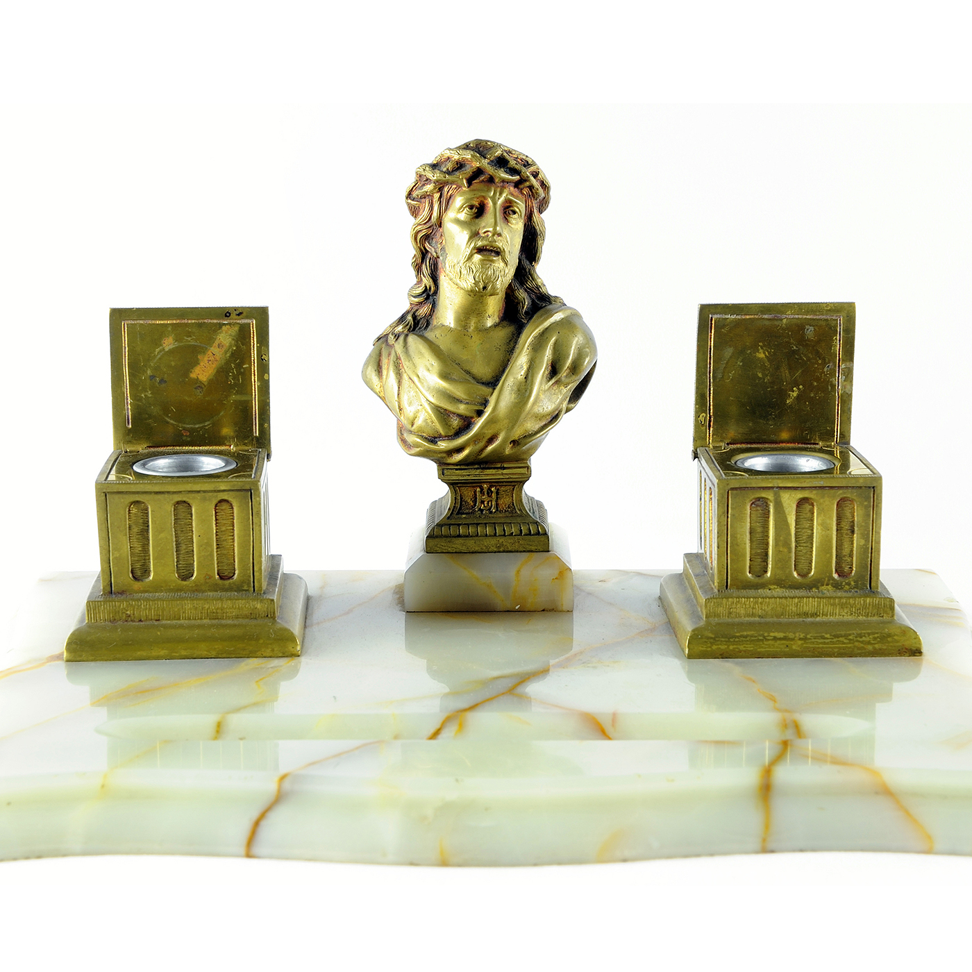 Escribanía en mármol con Cristo y tinteros en Bronce. Pps. siglo XX. Escribanía en mármol con Cristo y tinteros en Bronce. Pps. siglo XX.