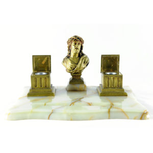 Escribanía en mármol con Cristo y tinteros en Bronce. Pps. siglo XX.