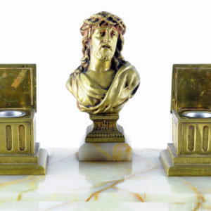 Escribanía en mármol con Cristo y tinteros en Bronce. Pps. siglo XX.