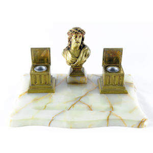 Escribanía en mármol con Cristo y tinteros en Bronce. Pps. siglo XX.