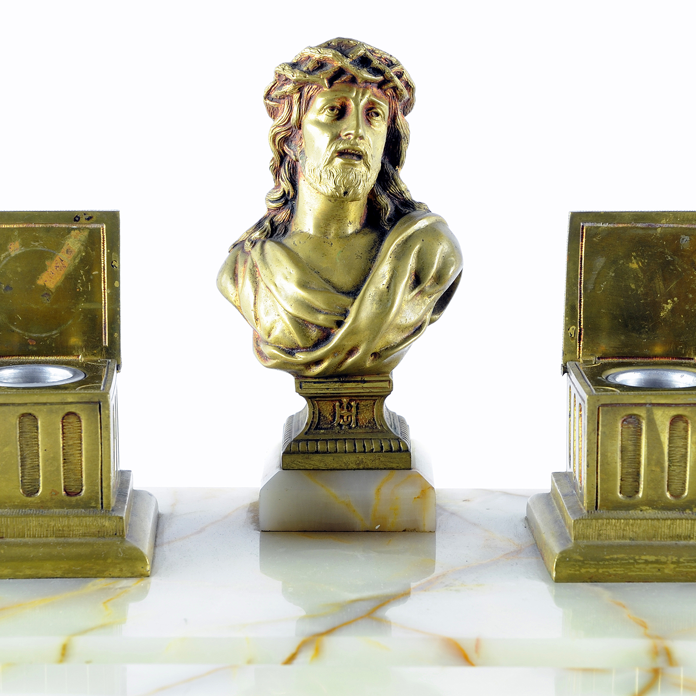 Escribanía en mármol con Cristo y tinteros en Bronce. Pps. siglo XX. Escribanía en mármol con Cristo y tinteros en Bronce. Pps. siglo XX.