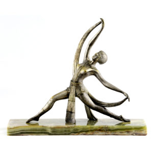 ESCULTURA EN BRONCE PLATEADO.