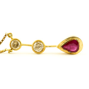 Gargantilla de Oro de 18k. con colgante. Rubí de 1,37 ct. Dos Diamantes talla Brillante, 1,08 ct y 0,70 ct. (Certificado IGE)
