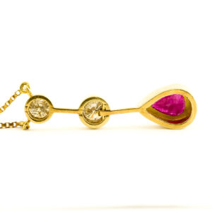 Gargantilla de Oro de 18k. con colgante. Rubí de 1,37 ct. Dos Diamantes talla Brillante, 1,08 ct y 0,70 ct. (Certificado IGE)