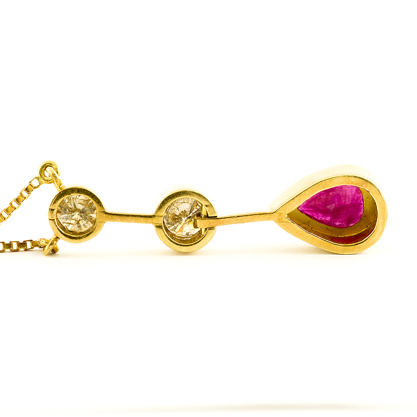 Gargantilla de Oro de 18k. con colgante. Rubí de 1,37 ct. Dos Diamantes talla Brillante, 1,08 ct y 0,70 ct. (Certificado IGE) Gargantilla de Oro de 18k. con colgante. Rubí de 1,37 ct. Dos Diamantes talla Brillante, 1,08 ct y 0,70 ct. (Certificado IGE)