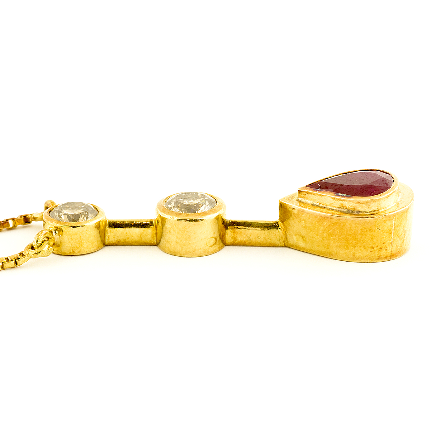 Gargantilla de Oro de 18k. con colgante. Rubí de 1,37 ct. Dos Diamantes talla Brillante, 1,08 ct y 0,70 ct. (Certificado IGE) Gargantilla de Oro de 18k. con colgante. Rubí de 1,37 ct. Dos Diamantes talla Brillante, 1,08 ct y 0,70 ct. (Certificado IGE)