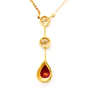 Gargantilla de Oro de 18k. con colgante. Rubí de 1,37 ct. Dos Diamantes talla Brillante, 1,08 ct y 0,70 ct. (Certificado IGE)