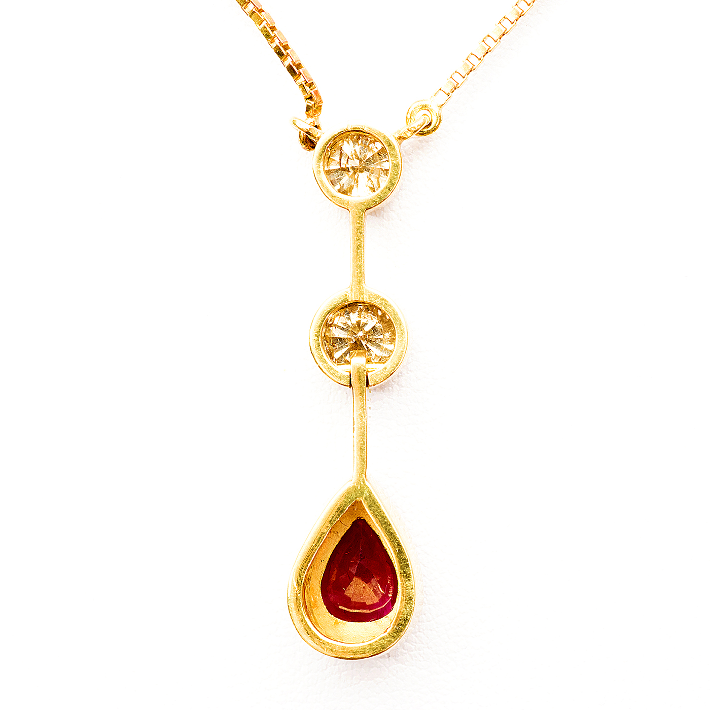 Gargantilla de Oro de 18k. con colgante. Rubí de 1,37 ct. Dos Diamantes talla Brillante, 1,08 ct y 0,70 ct. (Certificado IGE) Gargantilla de Oro de 18k. con colgante. Rubí de 1,37 ct. Dos Diamantes talla Brillante, 1,08 ct y 0,70 ct. (Certificado IGE)