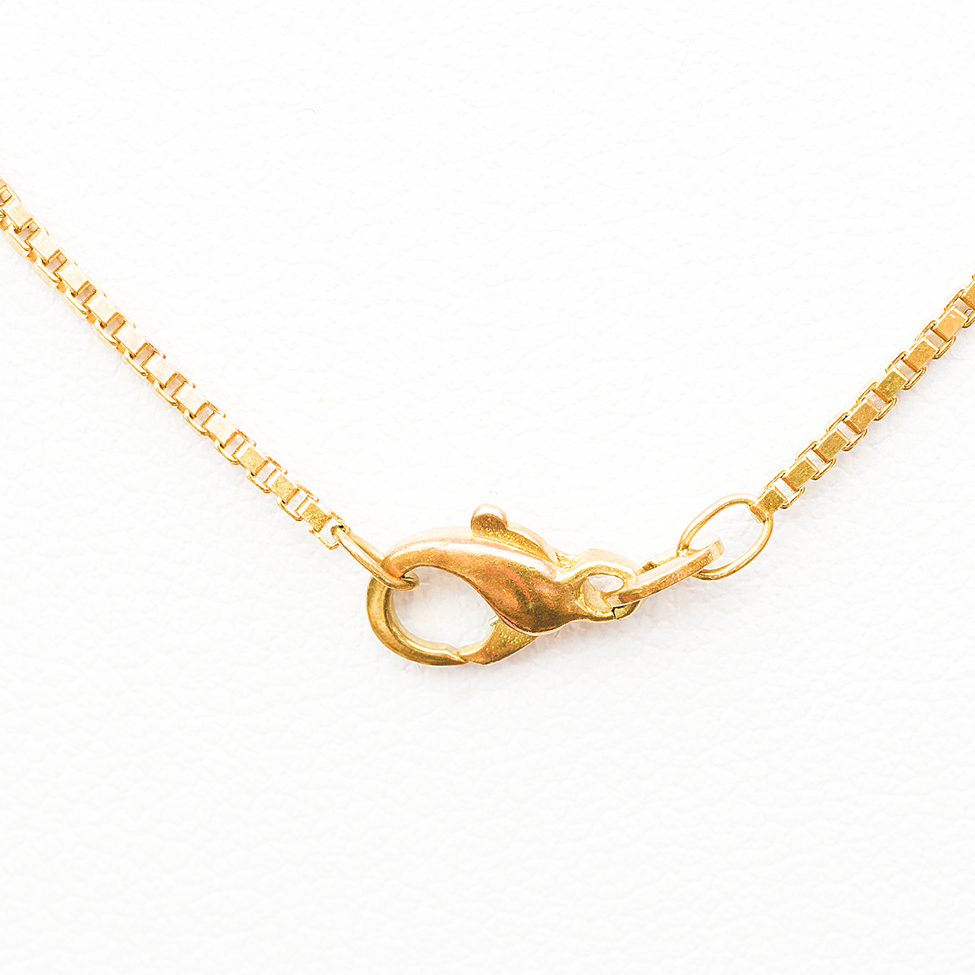 Gargantilla de Oro de 18k. con colgante. Rubí de 1,37 ct. Dos Diamantes talla Brillante, 1,08 ct y 0,70 ct. (Certificado IGE) Gargantilla de Oro de 18k. con colgante. Rubí de 1,37 ct. Dos Diamantes talla Brillante, 1,08 ct y 0,70 ct. (Certificado IGE)