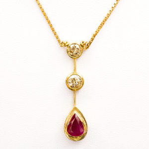 Gargantilla de Oro de 18k. con colgante. Rubí de 1,37 ct. Dos Diamantes talla Brillante, 1,08 ct y 0,70 ct. (Certificado IGE)