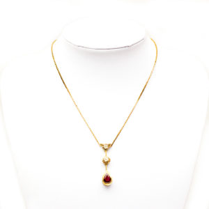 Gargantilla de Oro de 18k. con colgante. Rubí de 1,37 ct. Dos Diamantes talla Brillante, 1,08 ct y 0,70 ct. (Certificado IGE)