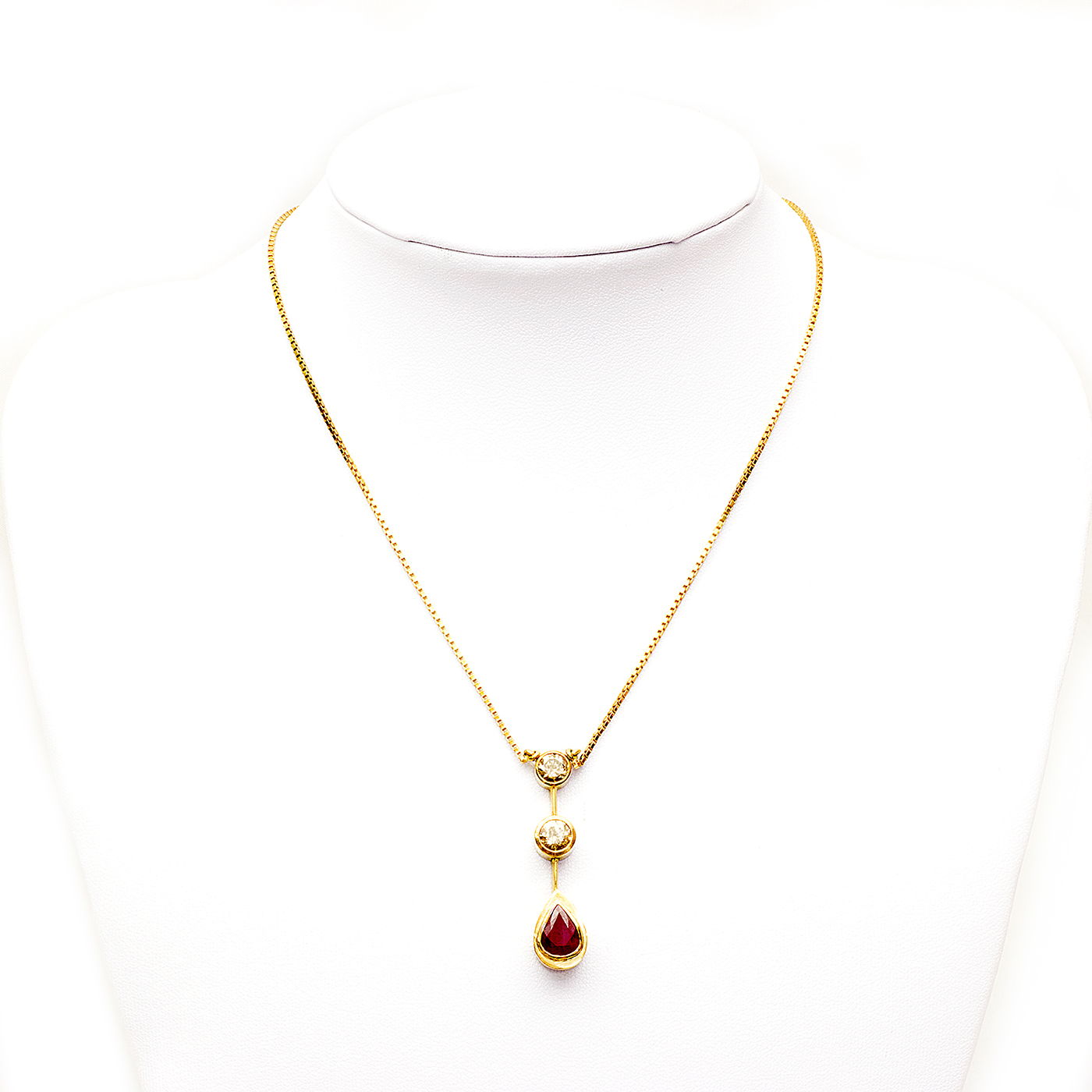 Gargantilla de Oro de 18k. con colgante. Rubí de 1,37 ct. Dos Diamantes talla Brillante, 1,08 ct y 0,70 ct. (Certificado IGE) Gargantilla de Oro de 18k. con colgante. Rubí de 1,37 ct. Dos Diamantes talla Brillante, 1,08 ct y 0,70 ct. (Certificado IGE)