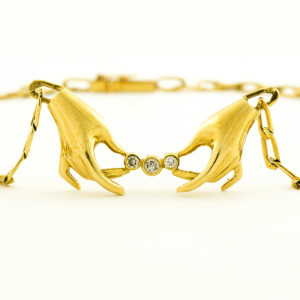 Gargantilla de Oro de 18k con colgante y diamantes talla brillante.