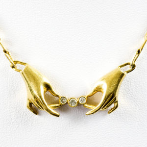 Gargantilla de Oro de 18k con colgante y diamantes talla brillante.