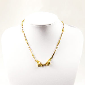 Gargantilla de Oro de 18k con colgante y diamantes talla brillante.
