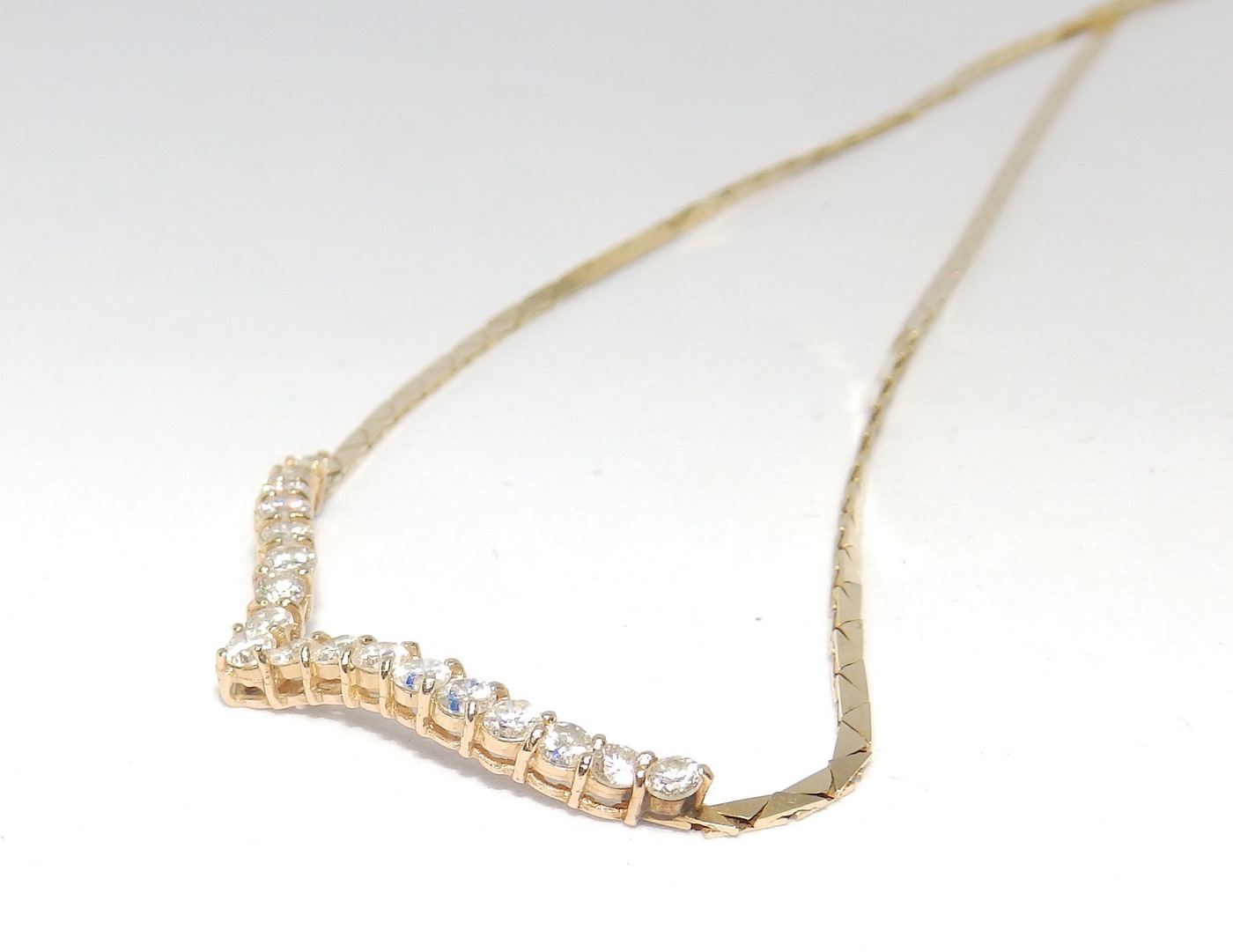 Gargantilla de Oro y Colgante con 19 Diamantes Naturales, talla Brillante, de 1.19 ct, Color, J-K. Claridad, VS-SI1. Certificado IGE. Gargantilla de Oro y Colgante con 19 Diamantes Naturales, talla Brillante, de 1.19 ct, Color, J-K. Claridad, VS-SI1. Certificado IGE.