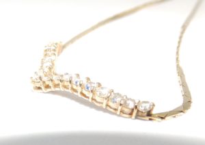 Gargantilla de Oro y Colgante con 19 Diamantes Naturales, talla Brillante, de 1.19 ct, Color, J-K. Claridad, VS-SI1. Certificado IGE.
