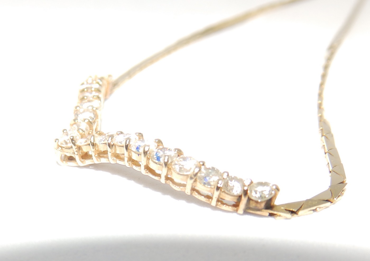 Gargantilla de Oro y Colgante con 19 Diamantes Naturales, talla Brillante, de 1.19 ct, Color, J-K. Claridad, VS-SI1. Certificado IGE. Gargantilla de Oro y Colgante con 19 Diamantes Naturales, talla Brillante, de 1.19 ct, Color, J-K. Claridad, VS-SI1. Certificado IGE.