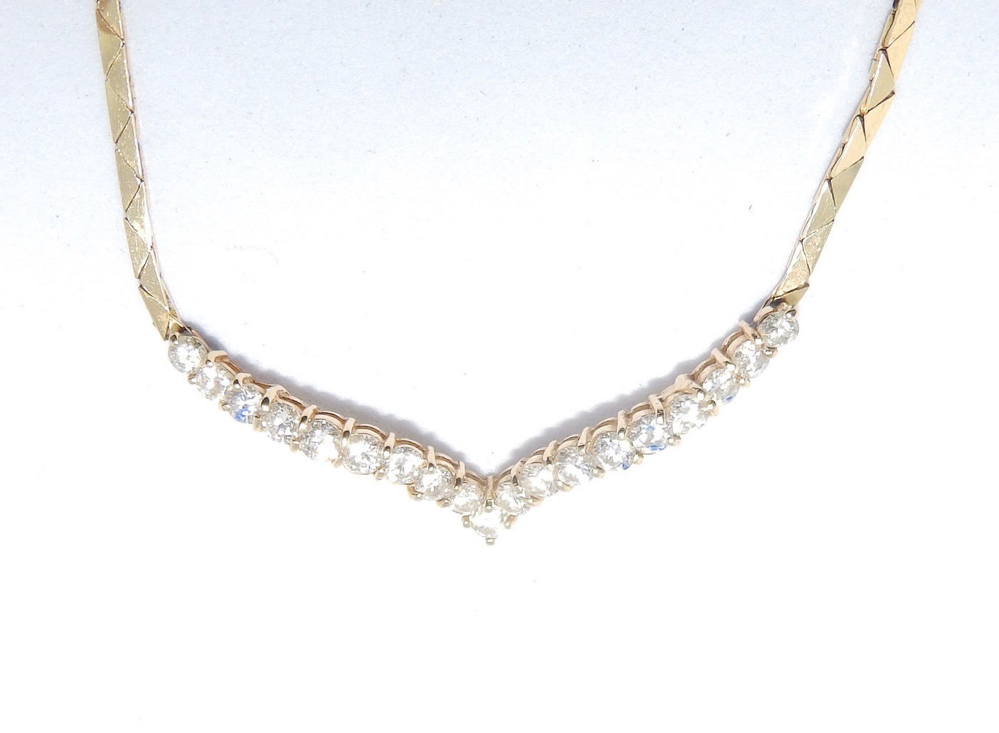 Gargantilla de Oro y Colgante con 19 Diamantes Naturales, talla Brillante, de 1.19 ct, Color, J-K. Claridad, VS-SI1. Certificado IGE. Gargantilla de Oro y Colgante con 19 Diamantes Naturales, talla Brillante, de 1.19 ct, Color, J-K. Claridad, VS-SI1. Certificado IGE.