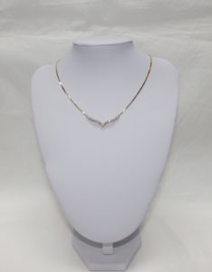Gargantilla de Oro y Colgante con 19 Diamantes Naturales, talla Brillante, de 1.19 ct, Color, J-K. Claridad, VS-SI1. Certificado IGE.