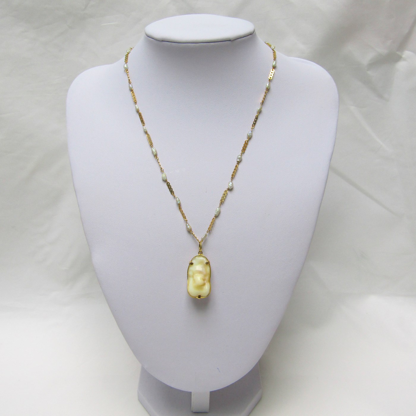 Gargantilla en Oro y Perlas Barrocas con amuleto (Otolito o Hueso de Corvina). Gargantilla en Oro y Perlas Barrocas con amuleto (Otolito o Hueso de Corvina).
