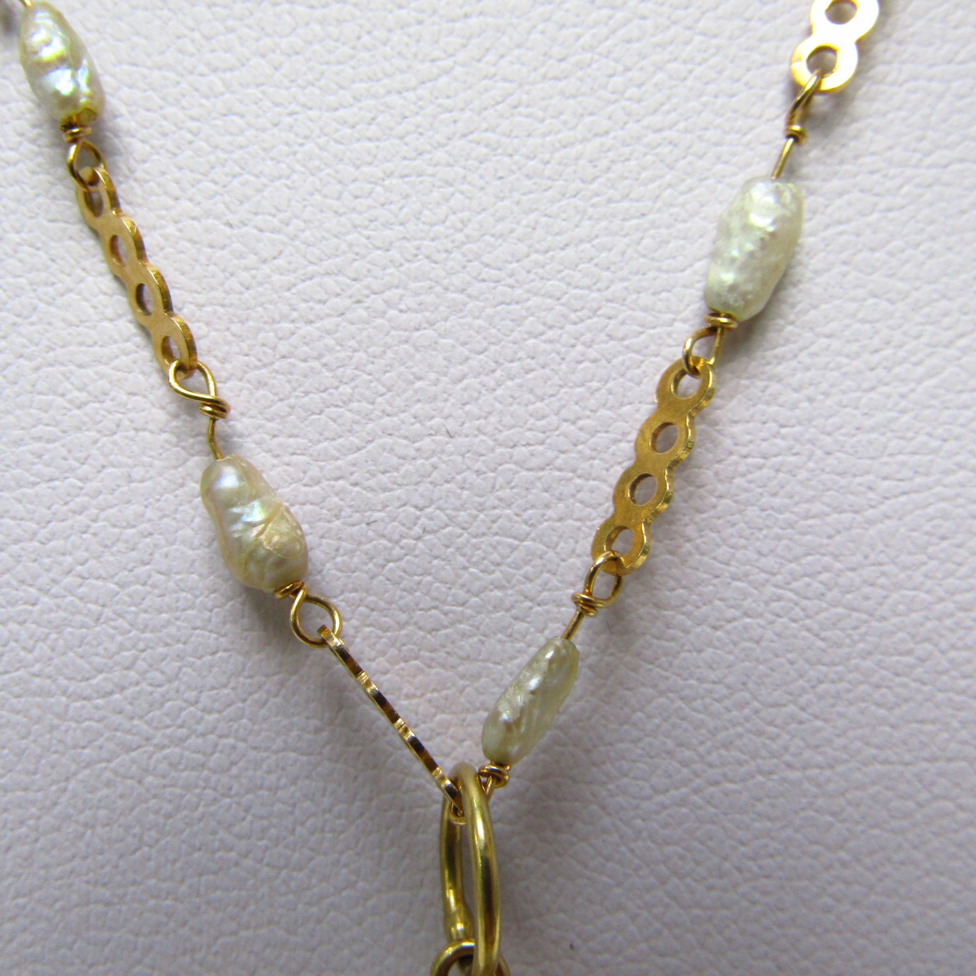 Gargantilla en Oro y Perlas Barrocas con amuleto (Otolito o Hueso de Corvina). Gargantilla en Oro y Perlas Barrocas con amuleto (Otolito o Hueso de Corvina).