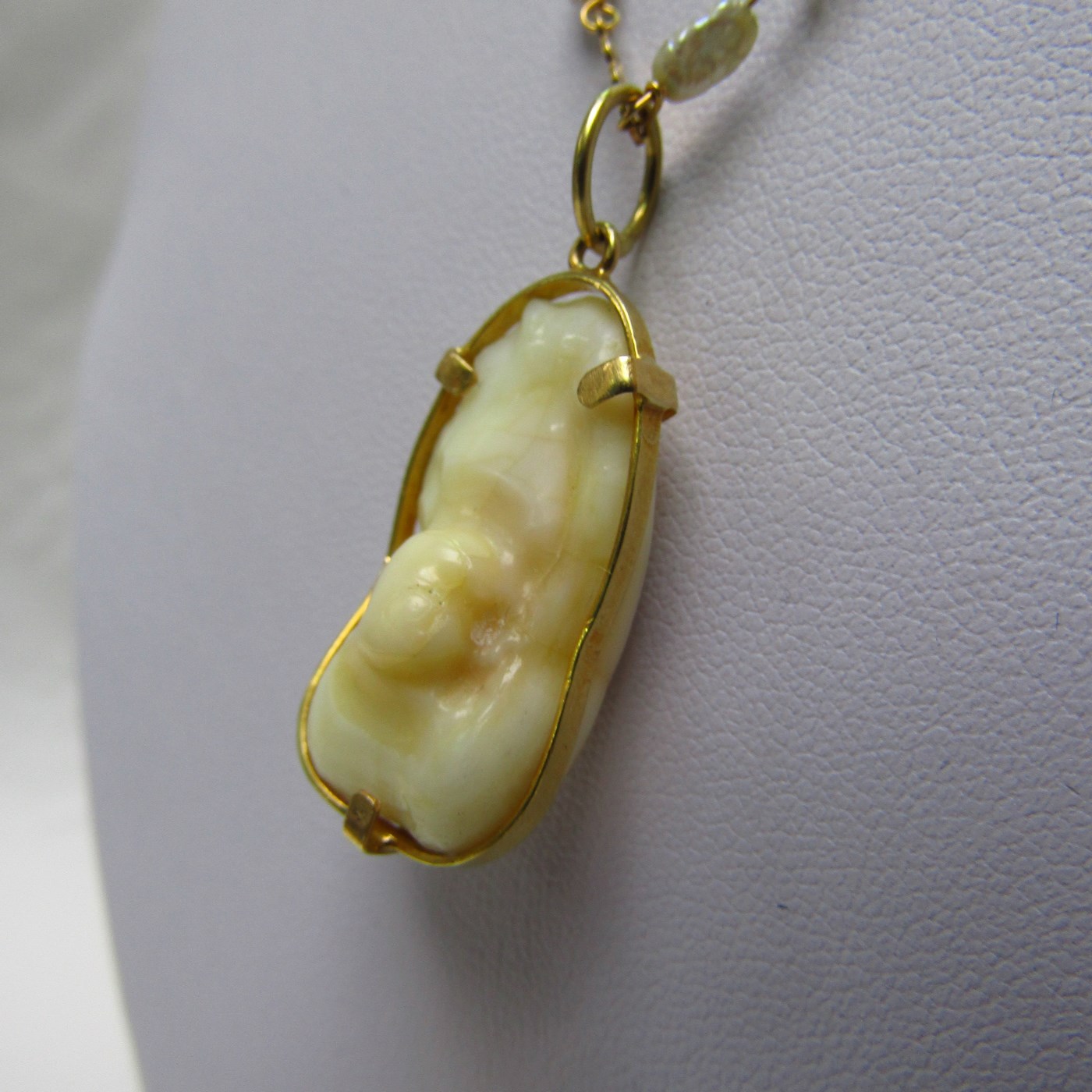 Gargantilla en Oro y Perlas Barrocas con amuleto (Otolito o Hueso de Corvina). Gargantilla en Oro y Perlas Barrocas con amuleto (Otolito o Hueso de Corvina).