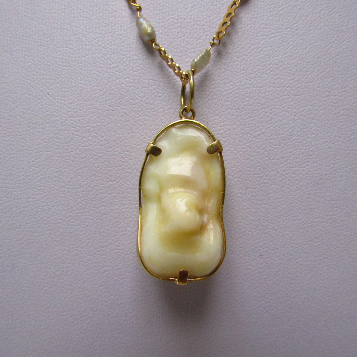 Gargantilla en Oro y Perlas Barrocas con amuleto (Otolito o Hueso de Corvina). Gargantilla en Oro y Perlas Barrocas con amuleto (Otolito o Hueso de Corvina).