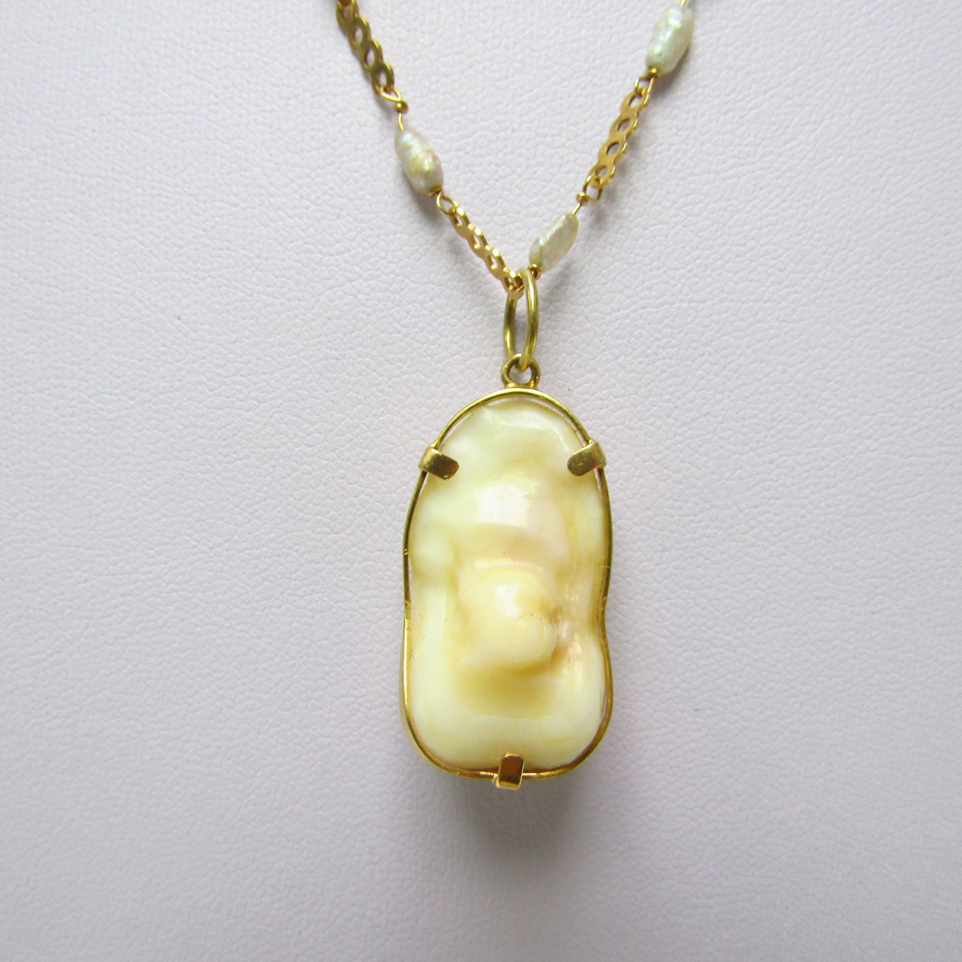 Gargantilla en Oro y Perlas Barrocas con amuleto (Otolito o Hueso de Corvina). Gargantilla en Oro y Perlas Barrocas con amuleto (Otolito o Hueso de Corvina).
