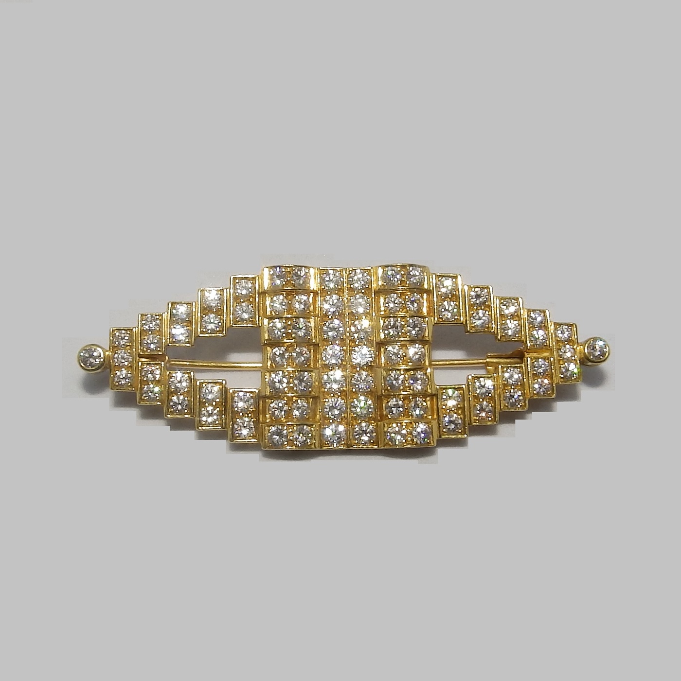 Gregory. Broche de Oro de 18k. Con 82 Diamantes Naturales, talla Brillante, de 3,81 ct. (F-G/VVS) Gregory. Broche de Oro de 18k. Con 82 Diamantes Naturales, talla Brillante, de 3,81 ct. (F-G/VVS)