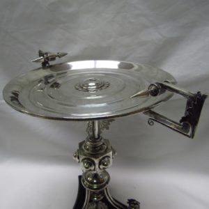 Guarnición con pareja de candelabros y centro alfonsino en plata. España, 19th. 1900 gr.