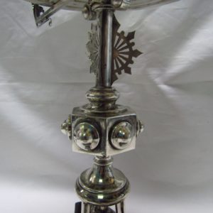 Guarnición con pareja de candelabros y centro alfonsino en plata. España, 19th. 1900 gr.