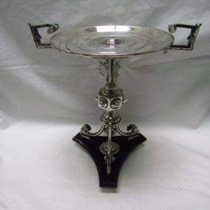 Guarnición con pareja de candelabros y centro alfonsino en plata. España, 19th. 1900 gr.