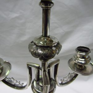 Guarnición con pareja de candelabros y centro alfonsino en plata. España, 19th. 1900 gr.
