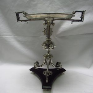 Guarnición con pareja de candelabros y centro alfonsino en plata. España, 19th. 1900 gr.