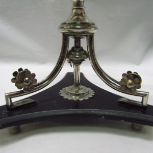 Guarnición con pareja de candelabros y centro alfonsino en plata. España, 19th. 1900 gr.