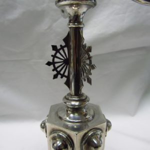 Guarnición con pareja de candelabros y centro alfonsino en plata. España, 19th. 1900 gr.