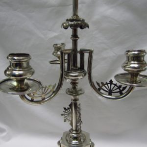 Guarnición con pareja de candelabros y centro alfonsino en plata. España, 19th. 1900 gr.